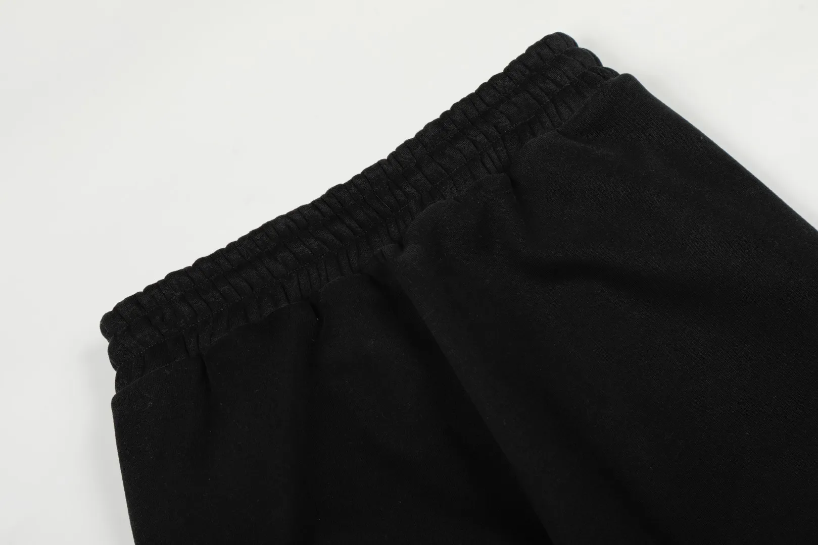 P230 Top quality" Style number: T7005# [Ralph Lauren solid color pony embroidered logo thickened velvet legged trousers] ✅Ralph Lauren Ralph Lauren classic basic versatile unisex autumn and winter velvet legged trousers ✅Pure cotton high-gram velvet thickened fabric The upper body is comfortable and warm ✅The version is restored to the original version The maximum size can be worn up to 180 pounds Loose, comfortable and stress-free ✅The upper body is simple and easy to wear ootd must-have. Good-looking clothes are never picky. A must-have in couples’ wardrobes. Size: S-XL. Color: Black, Gray, Navy Khaki.